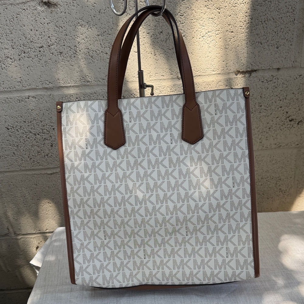 Michael Kors Tan and Cream Signature Tote - Picture 7 of 10
